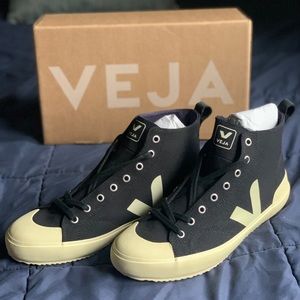 Mens Veja shoes sz 10, black hightop